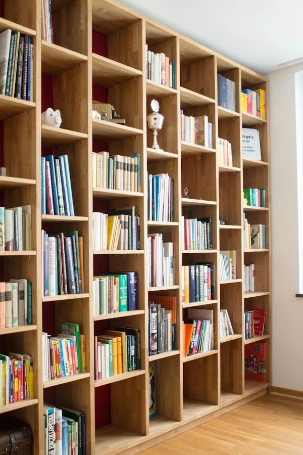 Eingebautes Bücherschranksystem aus Nussbaum-Massivholz