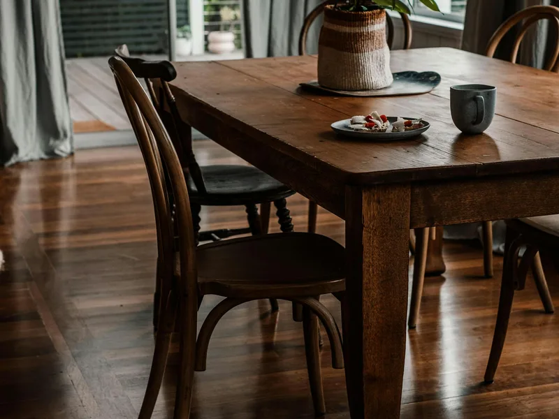 Massiver Esstisch aus Eiche mit Holzstühlen – handgefertigt