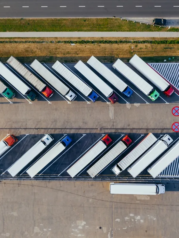 Tischler bei der Zapfenarbeit – traditionelles Handwerk von Hand