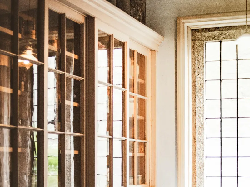 Einbauküche aus Massivholz mit offenen Regalen und Naturstein-Arbeitsplatte