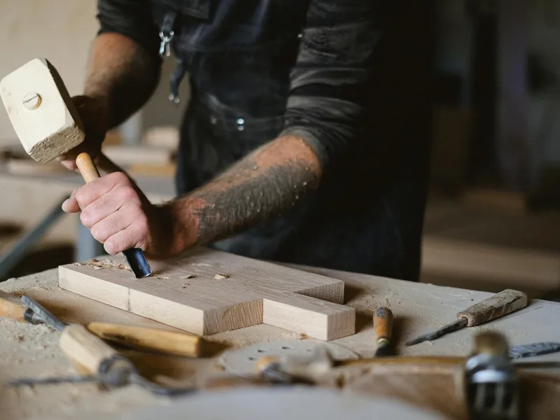 Handwerkliche Zapfenarbeit bei der Möbelrestaurierung