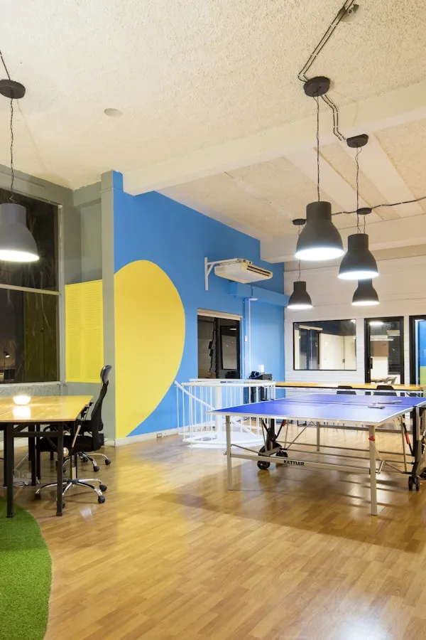 Freitragende Holztreppe mit schmiedeeisernem Geländer – europäischer Baustil